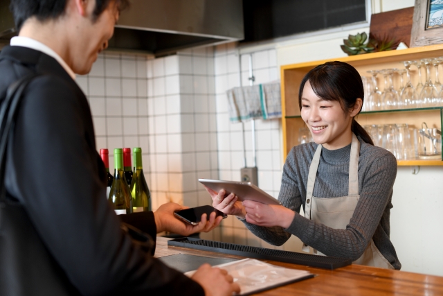 飲食店でタブレットを導入　どんな業務で利用される？