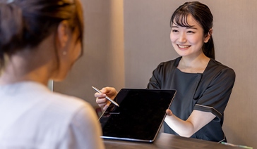 タブレットで受付している様子